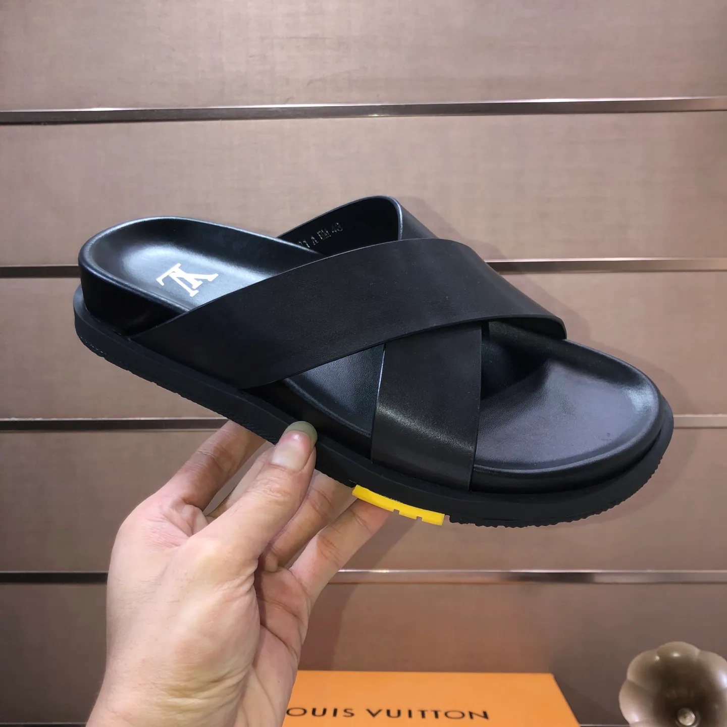 Men's shoes 💰400💰 [Louis Vuitton LV slippers] (high-end cowhide) counter 1:1 fashion style, a must-have for summer! The designer used LV’s iconic outsole. The original simple slippers instantly become fashionable! The upper is made of flexible special cowhide leather straps alternately, and the workmanship is exquisite! A must-have for stylish men in summer, size 38-45 (45 customized)